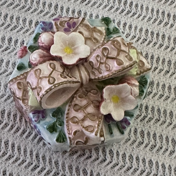 Fitz and Floyd Pastel Ceramic Gift Box with Bow (trinket box) - Picture 4 of 8